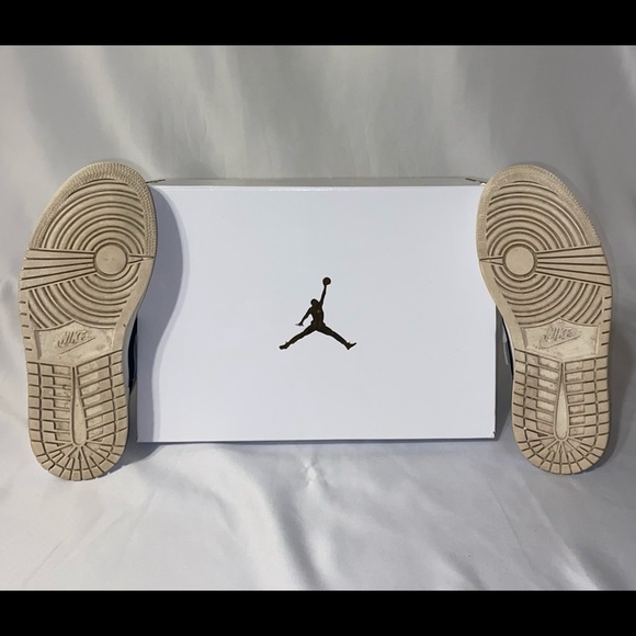 NIKE Air Jordan 1 MID Sneakers - Picture 8 of 12